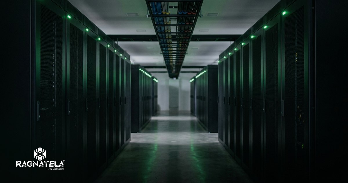 Corredor de sala técnica com racks fechados e LEDs verdes, luz baixa, sem ninguém — o ambiente de produção às três da manhã